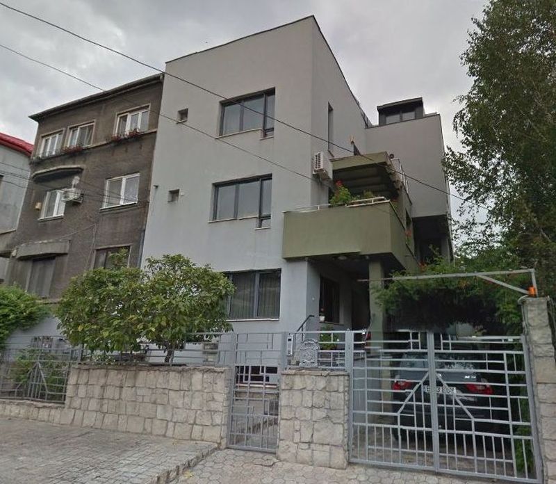 Aceasta este casa din Cotroceni in care Catalin Voicu locuieste impreuna cu parintii