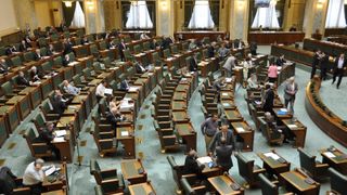 Parlamentarii nu stiu imnul national! Se discuta o lege care-i obliga sa se inregistreze audio sau video cand il canta!