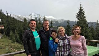 Klaus Iohannis a facut o excursie in Muntii Parang alaturi de sotia sa. Cuplul prezidential s-a fotografiat cu proprietarii unei cabane