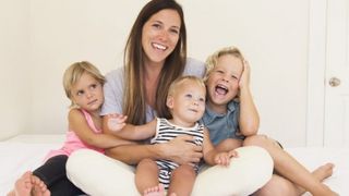 Proiectul de lege care prevede ca femeile care au nascut cel putin trei copii pot sa primeasca o indemnizatie lunara pentru toata viata a fost adoptat tacit in Senat