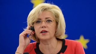 Comisarul european Corina Cretu castiga peste 17.000 de euro pe luna! Acum un an, a fost acuzata ca isi trimitea subalternii sa-i faca piata!