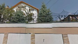 Proprietatea lui Decebal Remes este inconjurata de un gard de peste inalt de peste doi metri