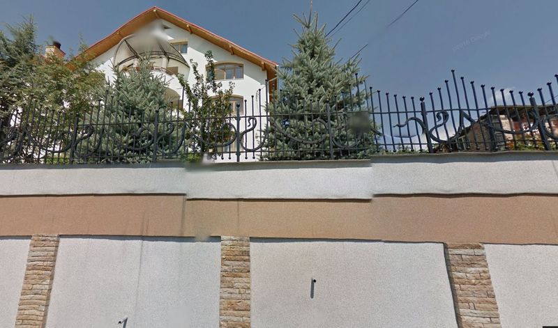 Proprietatea lui Decebal Remes este inconjurata de un gard de peste inalt de peste doi metri