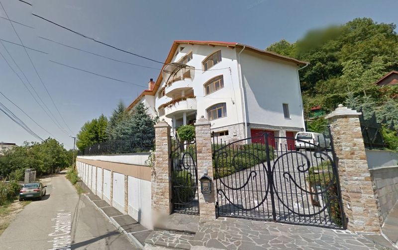 Vila lui Remes este una dintre cele mai impunatoare din cartier