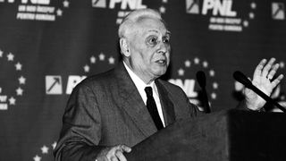 Sicriul cu trupul neinsufletit al lui Radu C&acirc;mpeanu a fost depus la Senat. Tariceanu: "A reaprins flacara PNL si a liberalismului"