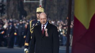 Traian Basescu ataca Guvernul, dupa protestul unionistilor: &bdquo;Cioloş, cat de slugi puteti fi voi? Adunatura de ticalosi si tradatori de tara!&rdquo;