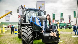 Maria Codrea stie sa conduca si tractorul