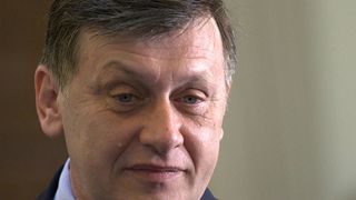 Unde a disparut si ce face Crin Antonescu? In timpul acesta, sotia lui, europarlamentarul Adina Valean e tot mai activa