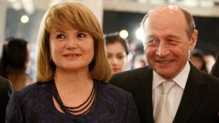 Traian Basescu si sotia sa depun joi juram&acirc;ntul ca cetateni moldoveni, la Ambasada Republicii Moldova la Bucuresti