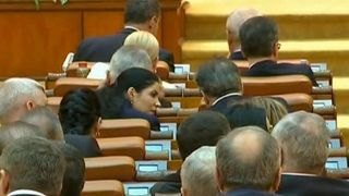 Scandal pe legea după adoptarea legii care majorează salariile medicilor şi ale profesorilor