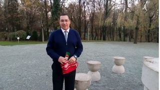 Victor Ponta il ironizeaza pe presedinte Klaus Iohannis intr-un videoclip postat pe Facebook: "Aici nu se mananca nici macar salam sasesc"