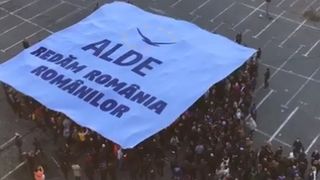 A inceput campania electorala. ALDE a inaugurat startul cu un flashmob. Tariceanu a venit cu rulota in Piata Revolutiei