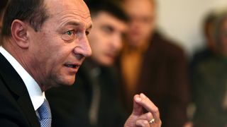 Băsescu: Legea, aşa cum a modificat-o doamna Andronescu, permite oricărui idiot să devină doctor