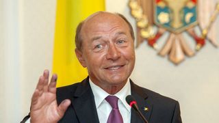 Traian Basescu ameninta ca il va da in judecata pe noul presedinte moldovean, daca ii va retrage cetatenia