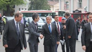Dacian Ciolos, primit cu huiduieli in fata prefecturii Iasi. Raspunsul premierului: "Daca imi cereti sa rezolv intr-un an, ce nu s-a rezolvat in 4-5 ani de zile, nu se poate"