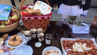 Masa campeneasca la sediul central al ALDE cu slanina, carnati, magiun si tuica, dupa parada militara. Gabriela Firea: "Sunt fericita ca a fost o defilare reusita"