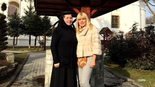 Elena Udrea se pozeaza mereu cand viziteaza manastirile