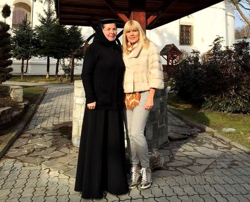 Elena Udrea se pozeaza mereu cand viziteaza manastirile