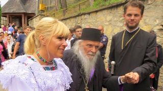 Udrea apare tot mai des in compania fetelor bisericesti