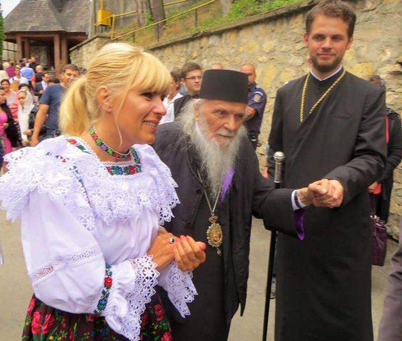 Udrea apare tot mai des in compania fetelor bisericesti