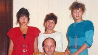 Traian Basescu, alaturi de fiicele Elena (stanga) si Ioana (dreapta) si de sotia Maria