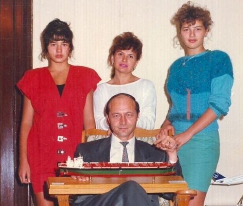 Traian Basescu, alaturi de fiicele Elena (stanga) si Ioana (dreapta) si de sotia Maria