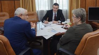 Premierul Grindeanu a revenit in tara, din SUA; intalnire cu vicepremierul Sevil Shhaideh si ministrul de Interne, la Aeroportul Otopeni