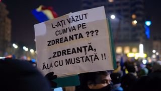 Cel mai mare protest in imagini. Cum s-a vazut manifestatia deturnata de o mana de ultrasi. Romanii au iesit in strada sa protesteze pasnic si au dat dovada de maxima creativitate