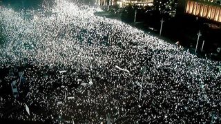 A sasea zi de protest. Aproape 600.000 de oameni in strada. 300.000 in fata Guvernului. Moment spectaculos in Piata Victoriei
