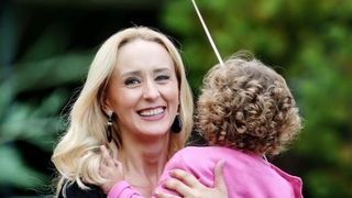 "Doamna Grindeanu, fiti barbata si nu lacrimati pentru cateva fluieraturi" ii transmite Basescu sotiei premierului