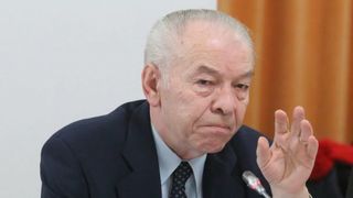 Nicolae Vacaroiu a trecut in declaratia de avere carafe, sfesnice si bomboniere primite la botez! Colectia stransa de fostul premier, in varsta de 73 de ani, dateaza din 1945!