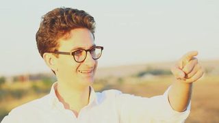 Deputatul care-i filmeaza pe parlamentari la locul de munca este casatorit cu o ziarista din Norvegia! Iulian Bulai a facut un credit de 300.000 euro pentru cumpararea unui apartament in Oslo!