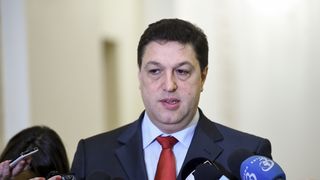Serban Nicolae care vrea sa traga la raspundere parlamentarii pentru ca si-au aprins lanternele de la mobile are datorii de aproape 300.000 de euro!
