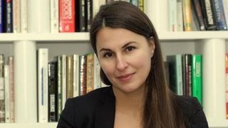 Povestea senatoarei care a plecat din Romania cand avea 5 ani! Hilde Brandl e arhitecta si a avut un salariu de 1.000 de lei! Se iubeste cu un cunoscut afacerist