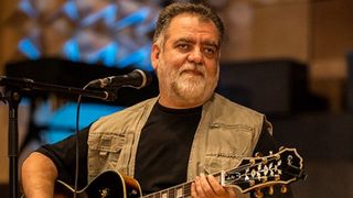 Alexandru Andries l-a umilit pe Ion Iliescu! Cantaretul a refuzat "Ordinul Meritul Cultural in grad de Cavaler" primit de la politician! Vezi cum si-a motivat gestul