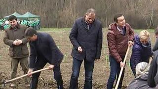 Sorin Grindeanu a iesit la plantat pomisori, insa noroiul i-a dat batai de cap! Asa sigur nu l-ai mai vazut pe premierul Romaniei