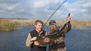 Sorin Grindeanu si Liviu Dragnea il imita pe Dacian Ciolos! Anul trecut, inainte sa-si incheie mandatul, fostul premier s-a pozat si el la pescuit de stiuci