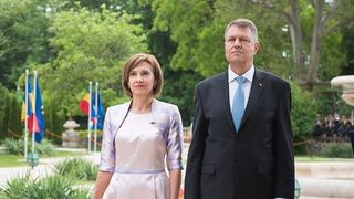 Seful statului si sotia sa, la slujba de Pasti de la Biserica Romano-Catolica &rdquo;Sf. Treime&rdquo; din Sibiu, unde au fost si de inviere