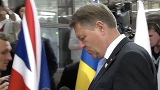 Gestul presedintelui Klaus Iohannis care i-a indignat pe britanici. Seful statului a mutat drapelul Marii Britanii in timpul declaraţtilor de presa la summit-ul de la Bruxelles