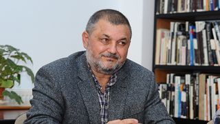 Ce avere fabuloasa detine deputatul care a folosit un limbaj trivial in Parlament! Corneliu Bichinet mai are "doar" 8 terenuri, dar a vandut 9 parcele anul trecut, rotunjindu-si conturile!