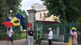 Un grup de protestatari a venit la sediul PSD din soseaua Kiseleff: "Grindeanu sa reziste, Dragnea sa insiste"