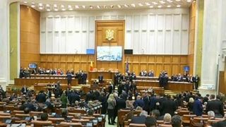 Jocurile de culise dinaintea citirii motiunii de cenzura din plen! Grindeanu si Dragnea au negociat fiecare vot