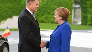 Klaus Iohannis, premiat la Berlin cu "Ordinul Sfantului Gheorghe". "Ati fost ales pentru ca vreti sa puneti in prim plan tara dumneavoastra!"