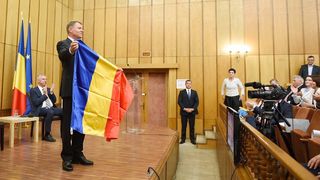 Moment genial oferit de presedintele Klaus Iohannis cand i-a fost oferit in dar un steag al Tinutului Secuiesc - A fost aplaudat la scena deschisa