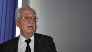 Fiul lui Iulian Vlad, ultimul sef al Securitatii comuniste, lucreaza de aproape 14 ani pentru Corpul de Control al Primului Ministru! Adrian Vlad are 5 terenuri si 3 apartamente!