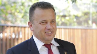 Liviu Pop, tot mai greu de inteles! Ministrul Educatiei a declarat ca doar sotia lui face plinul la masina, insa nu are niciun automobil trecut in declaratia de avere!