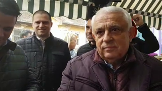 Ministrul Daea, la Sibiu pentru lansarea campaniei "Alege oaia", si-a cumparat de la piata o vesta si sosete de lana