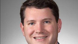 Un politician a demisionat dupa ce a fost prins in timp ce intretinea relatii sexuale cu un barbat, chiar in biroul sau. Colegii sai sunt consternati de ceea ce s-a intamplat