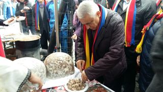 Daea a mancat virsli si mici la Alba Iulia, la un eveniment organizat in cadrul campaniei "Alege oaia!”