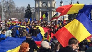 Mii de oameni participa la Chisinau la "Marea Adunare Centenara", o manifestatie dedicata implinirii a 100 de ani de la unirea Basarabiei cu Romania